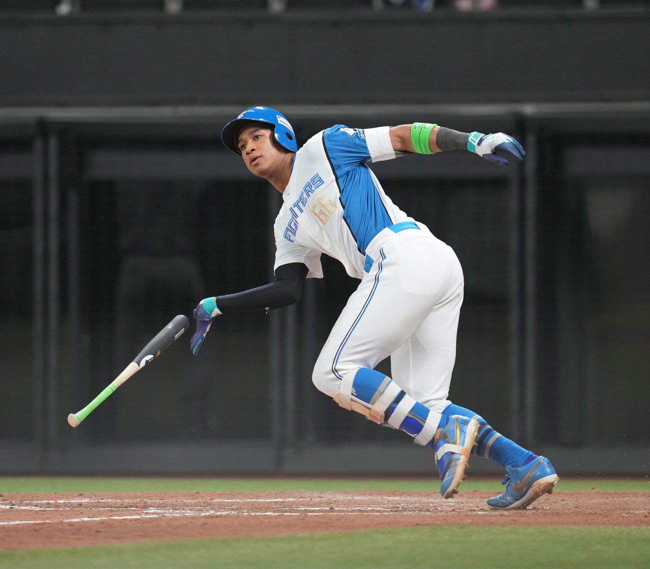 日本ハム対オリックス　5回裏日本ハム無死、左前打を放つ万波（撮影・井上学）