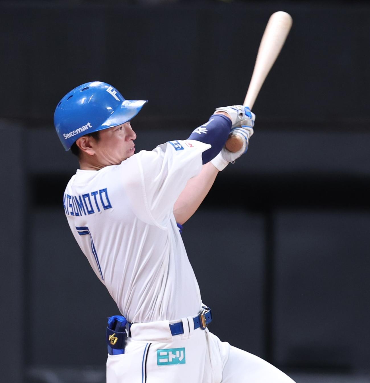 日本ハム対オリックス　8回裏日本ハム無死、左前打を放つ松本剛（撮影・黒川智章）