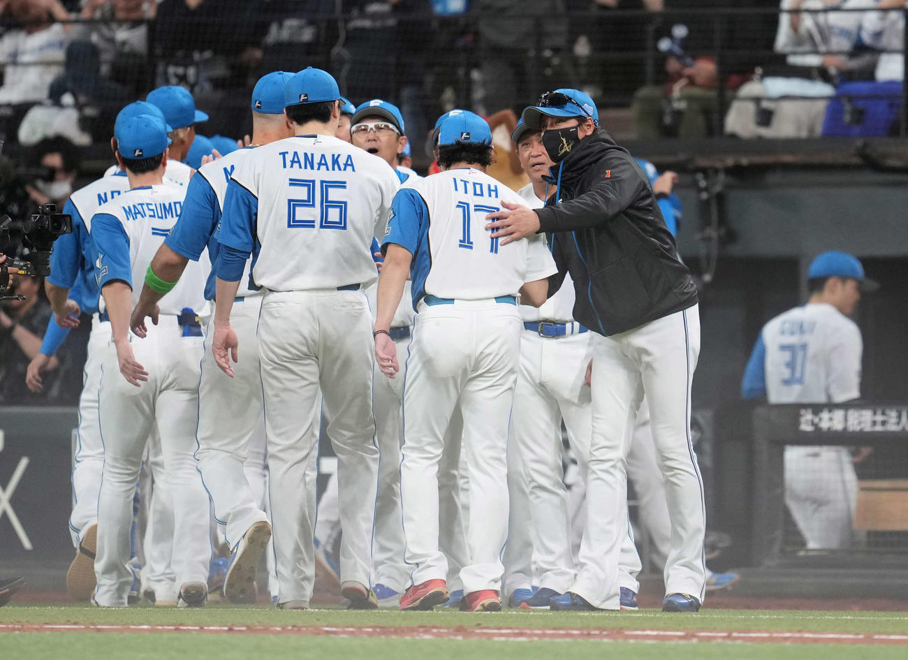 日本ハム対オリックス　オリックスを下し伊藤を祝福する日本ハム新庄監督（右）（撮影・井上学）