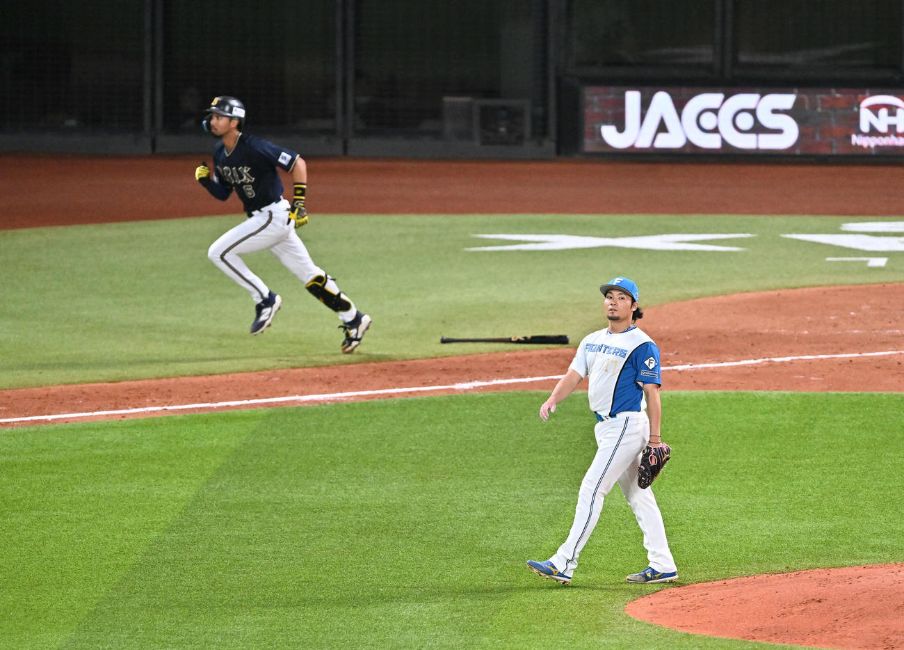 日本ハム対オリックス　7回表オリックス2死、宗（後方）を左飛に打ち取る伊藤（撮影・滝沢徹郎）
