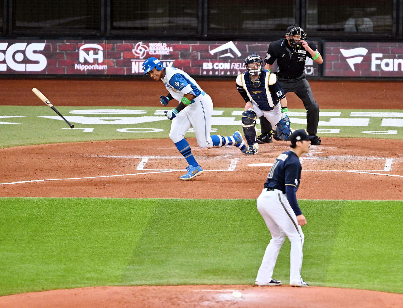 日本ハム対オリックス　2回裏日本ハム1死三塁、万波は先制左前適時打を放つ。投手山下（撮影・滝沢徹郎）