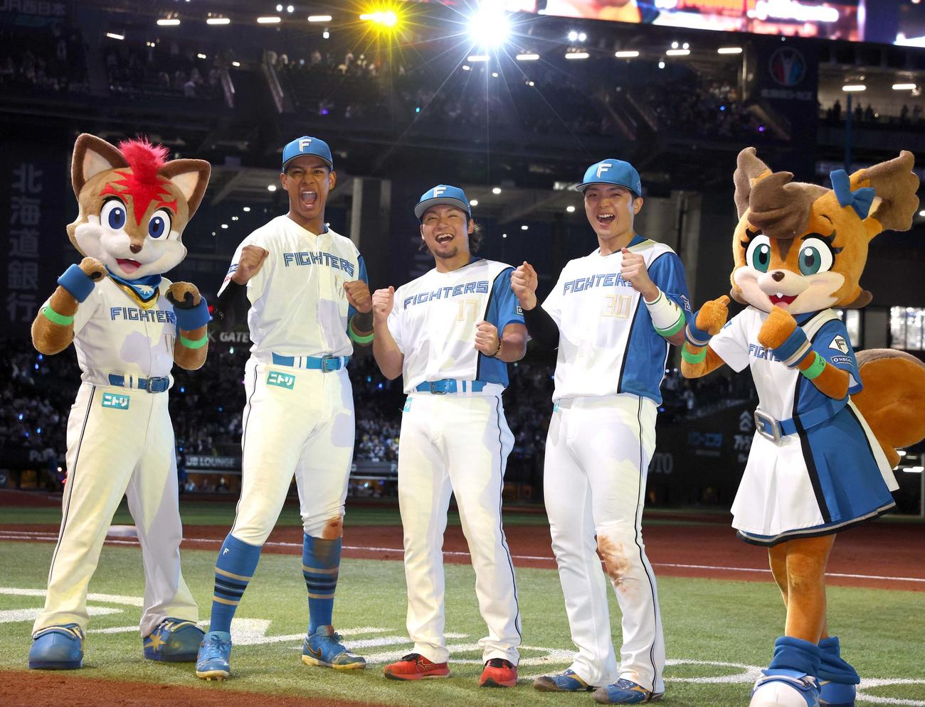日本ハム対オリックス　試合後、笑顔で叫ぶ左から万波、伊藤、郡司（撮影・黒川智章）