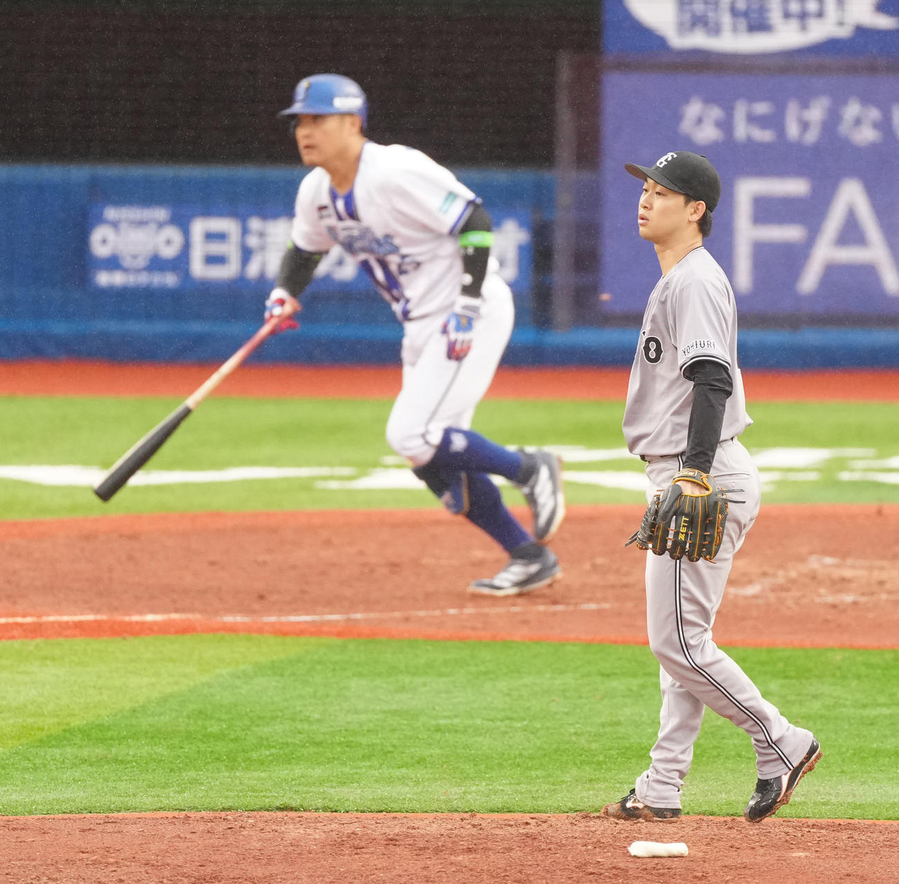DeNA対巨人　3回裏DeNA2死一、三塁、筒香（後方）に適時打を浴びる山崎（撮影・江口和貴）