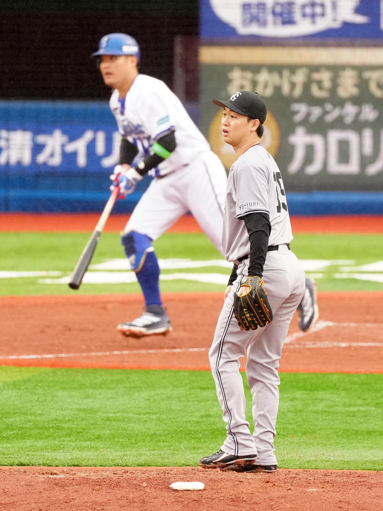 DeNA対巨人　2回裏DeNA無死、筒香（後方）に先制ソロ本塁打を浴びる山崎（撮影・江口和貴）