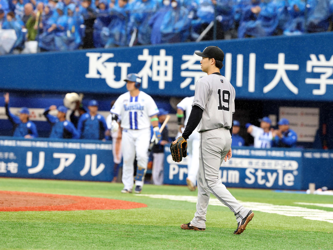 DeNA対巨人　3回裏DeNA2死一、三塁、筒香に右適時打を許し、喜ぶDeNAを横目に悔しそうな山崎（撮影・浅見桂子）