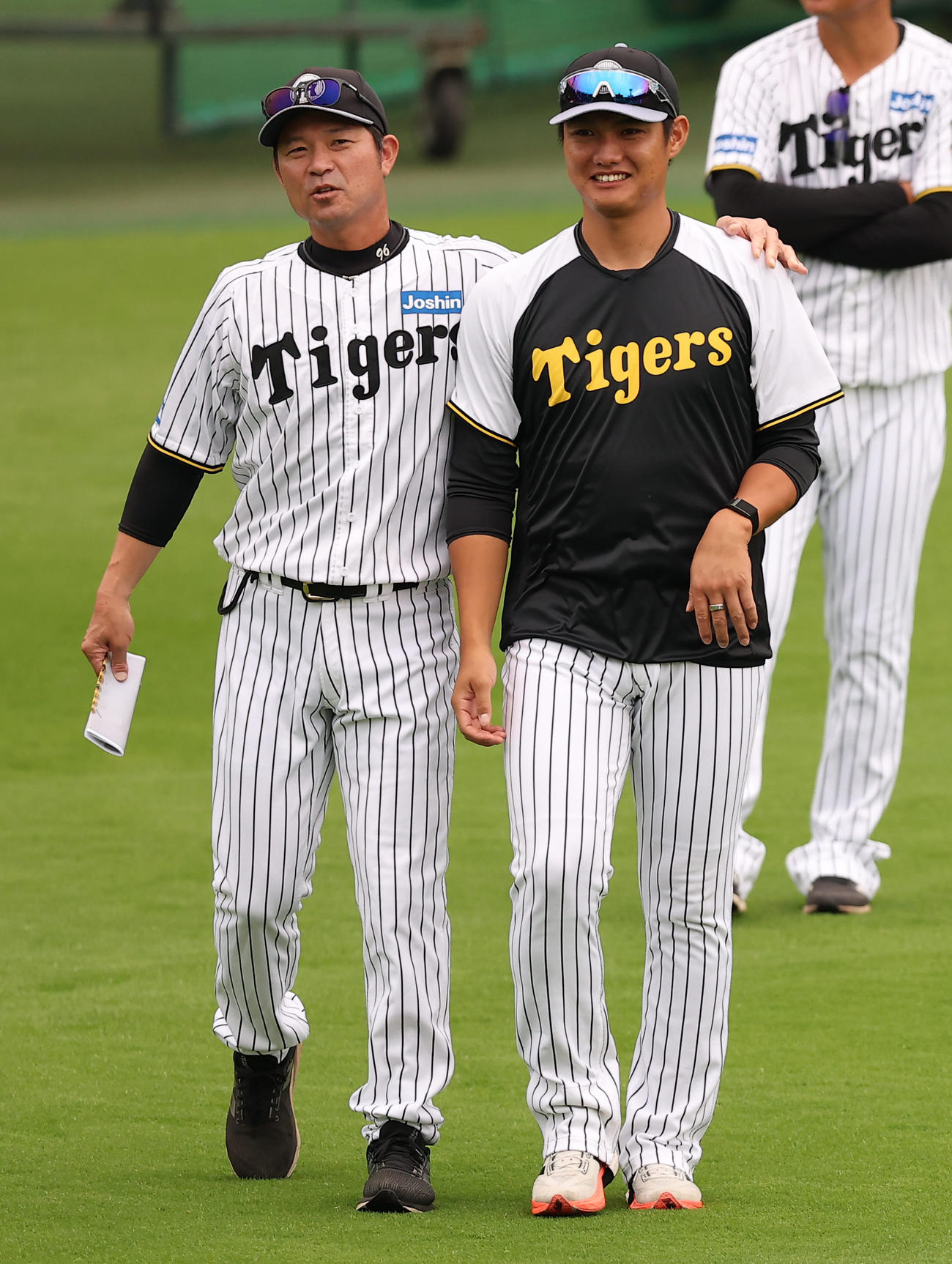 筒井コーチ（左）と話をする西純（撮影・上田博志）