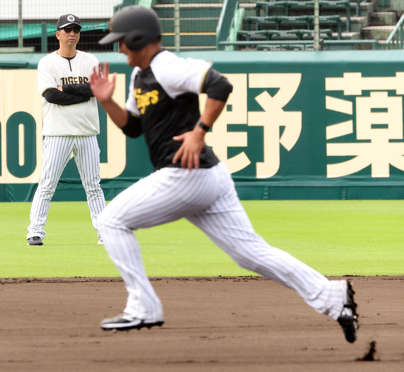 藤川監督（左）は西純の走塁練習を見る（撮影・上田博志）