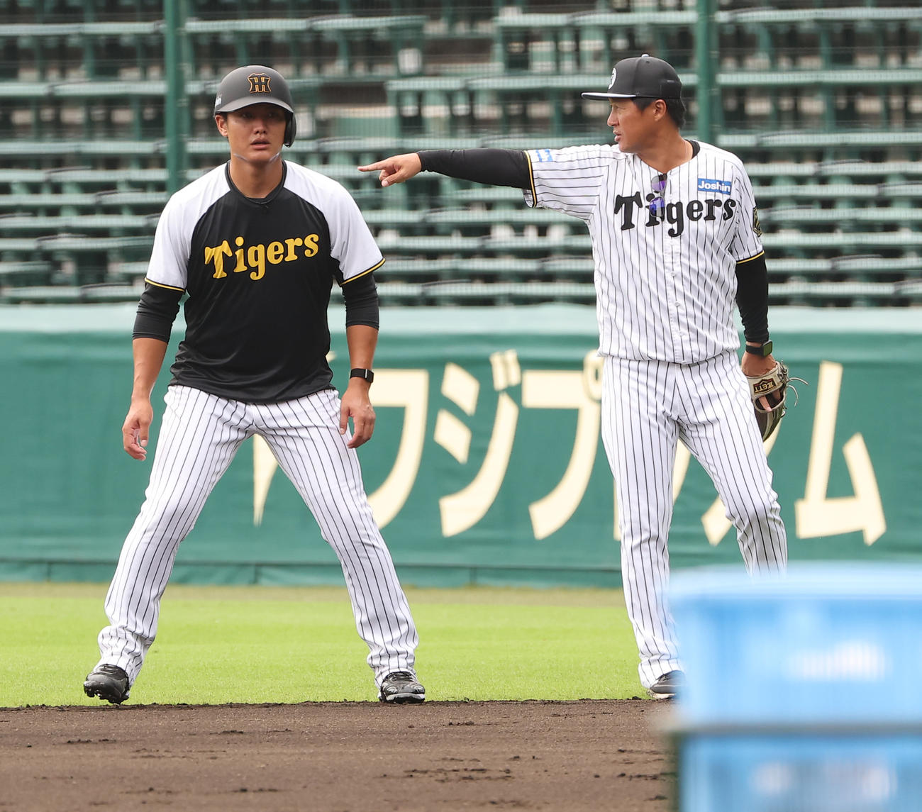 西純（左）は走塁練習をする（撮影・上田博志）
