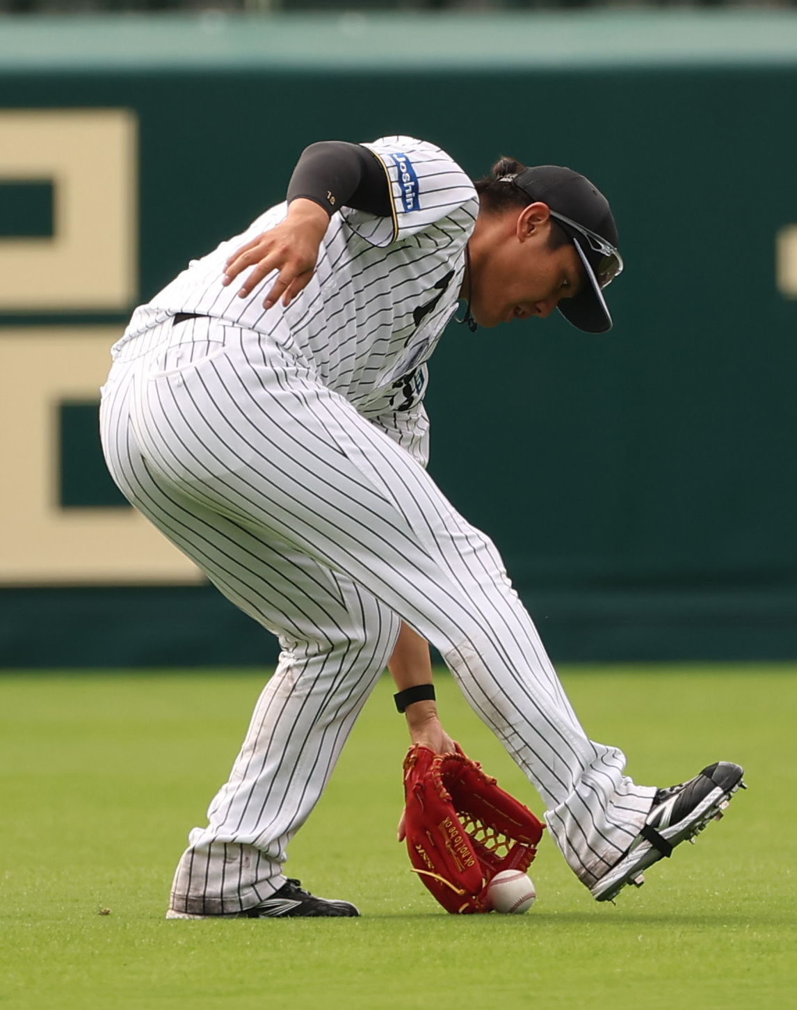 シート打撃で佐藤輝明の打球を処理する西純（撮影・上田博志）