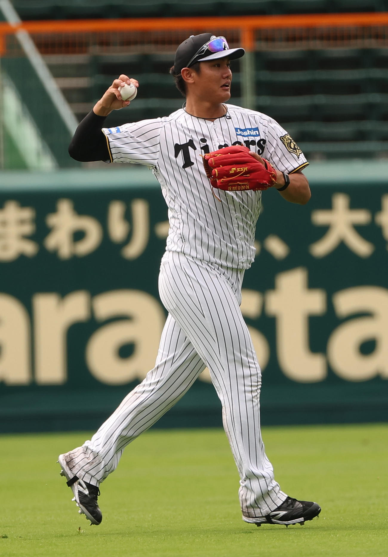 シート打撃で佐藤輝明の打球を処理する西純（撮影・上田博志）