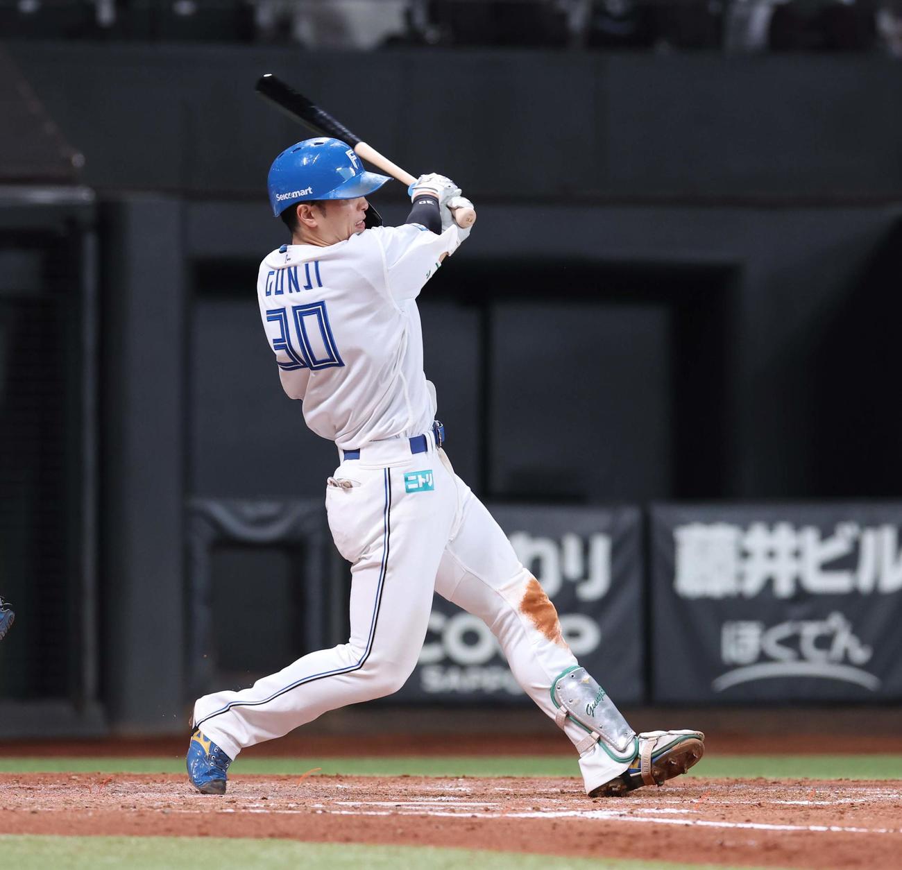 日本ハム対オリックス　4回裏日本ハム2死、左越え本塁打を放つ郡司（撮影・黒川智章）
