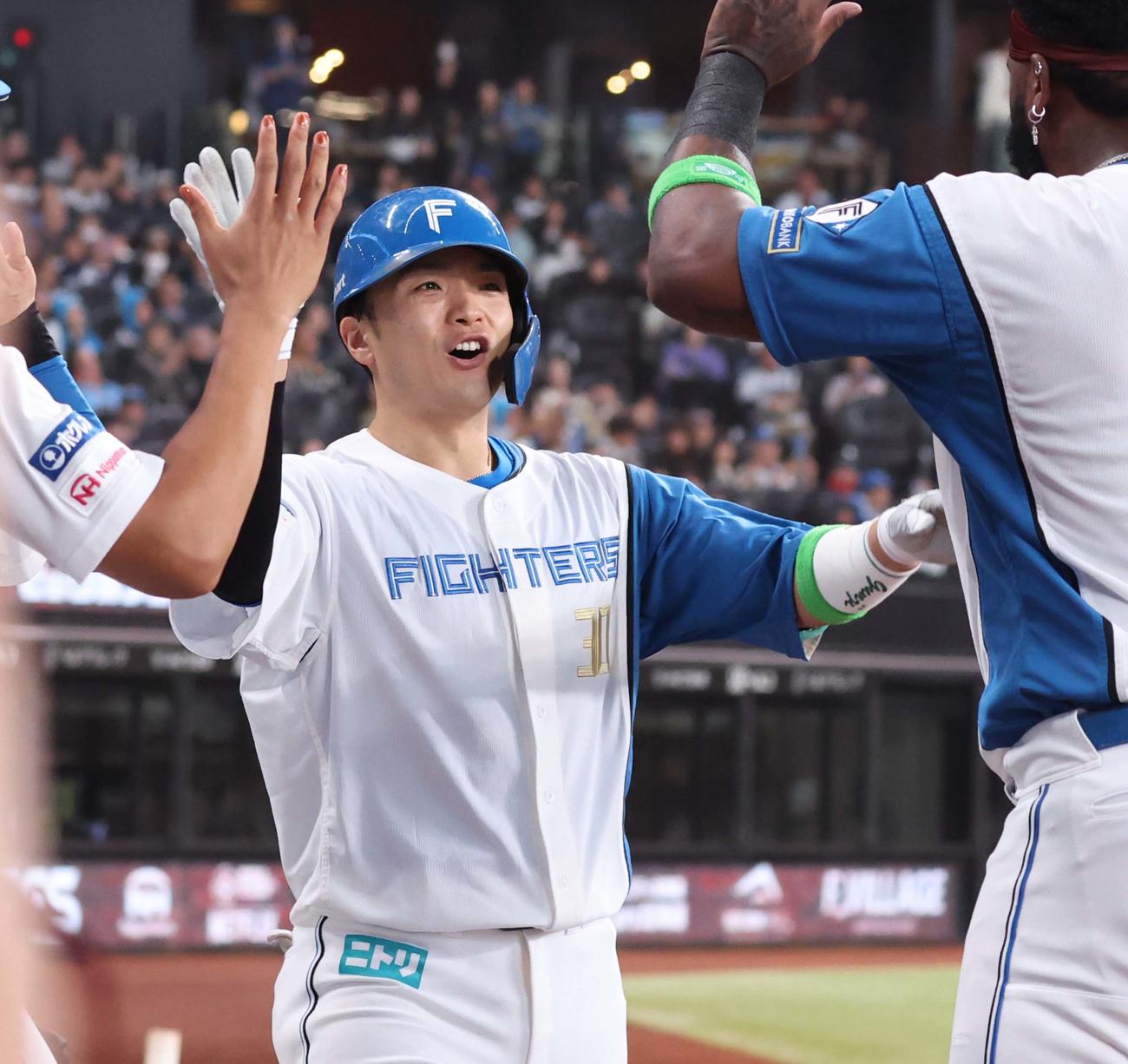 日本ハム対オリックス　4回裏日本ハム2死、左越え本塁打を放ちナインに出迎えられる郡司（撮影・黒川智章）