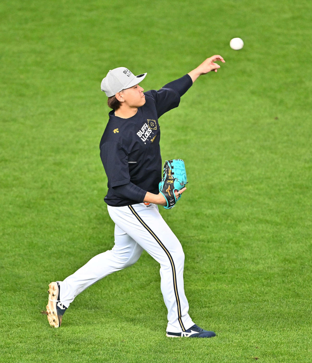 日本ハム対オリックス　試合前練習で調整するオリックス宮城（撮影・滝沢徹郎）