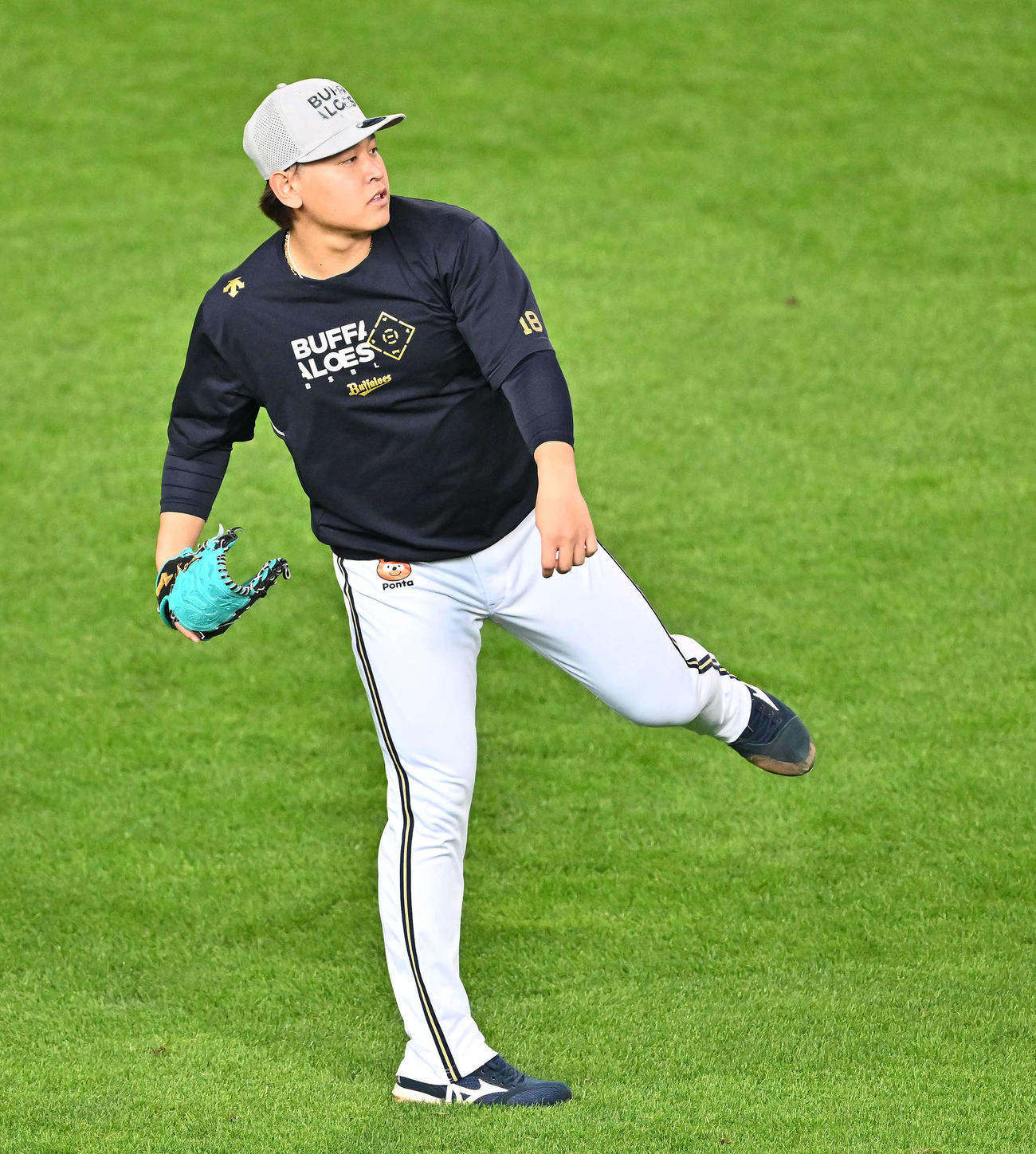 日本ハム対オリックス　試合前練習で調整するオリックス宮城（撮影・滝沢徹郎）