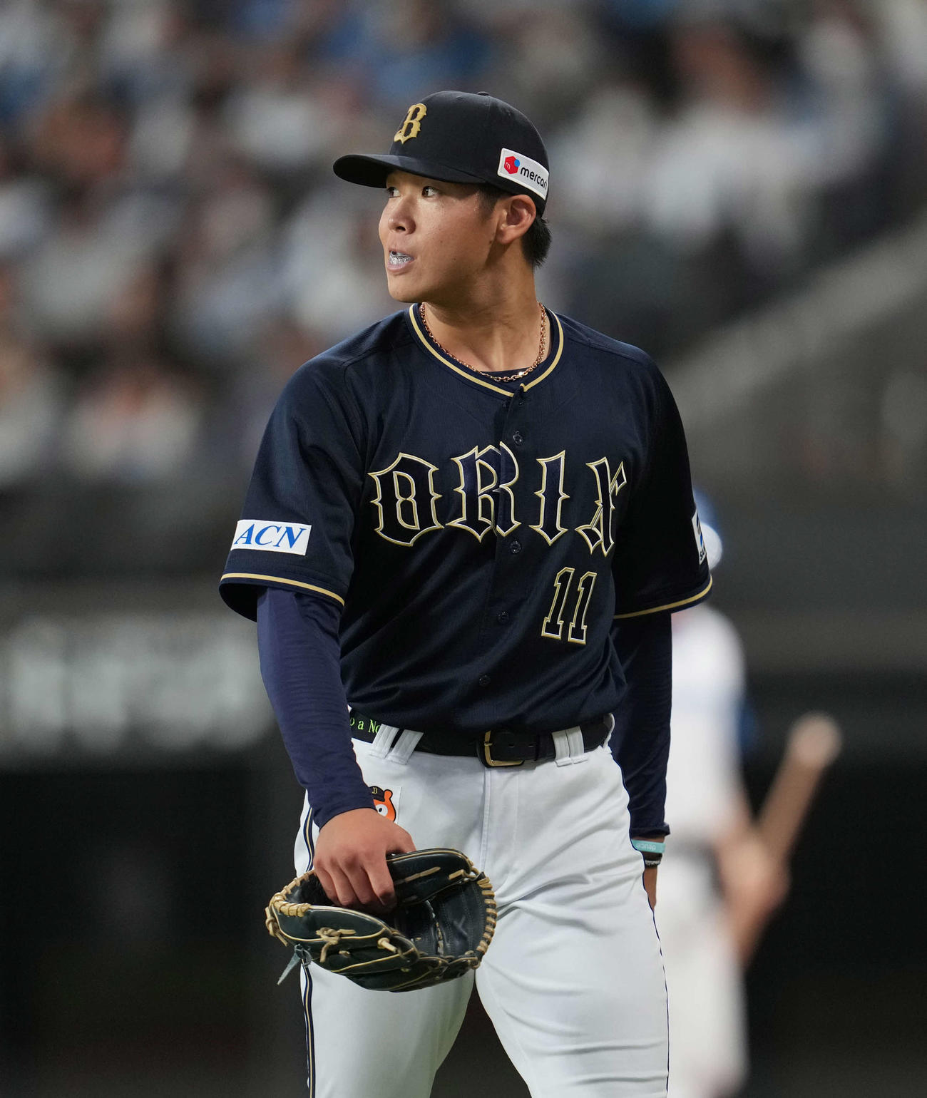 日本ハム対オリックス　3回裏を終え引き揚げるオリックス山下（撮影・井上学）