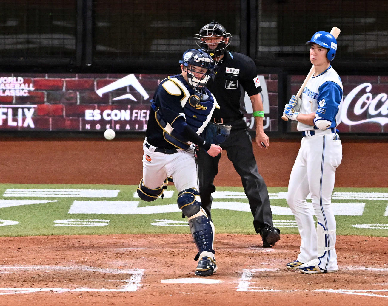 日本ハム対オリックス　7回裏日本ハム2死一塁、若月（左）は二塁へ好送球し万波の二塁盗塁を阻止する（撮影・滝沢徹郎）