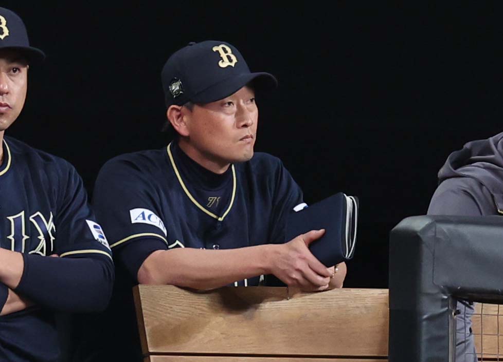 日本ハム対オリックス　ベンチで渋い表情の岸田監督（撮影・黒川智章）