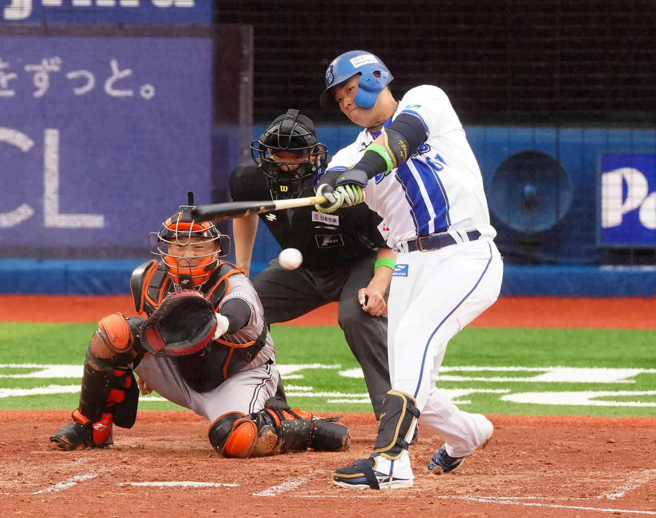 DeNA対巨人　3回裏DeNA1死二塁、適時打を放つ蝦名（撮影・江口和貴）
