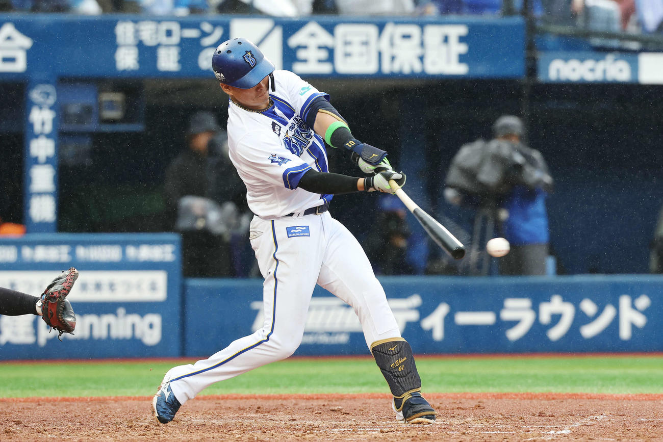 DeNA対巨人　3回裏DeNA1死二塁、左前適時打を放つ蝦名（撮影・宮地輝）