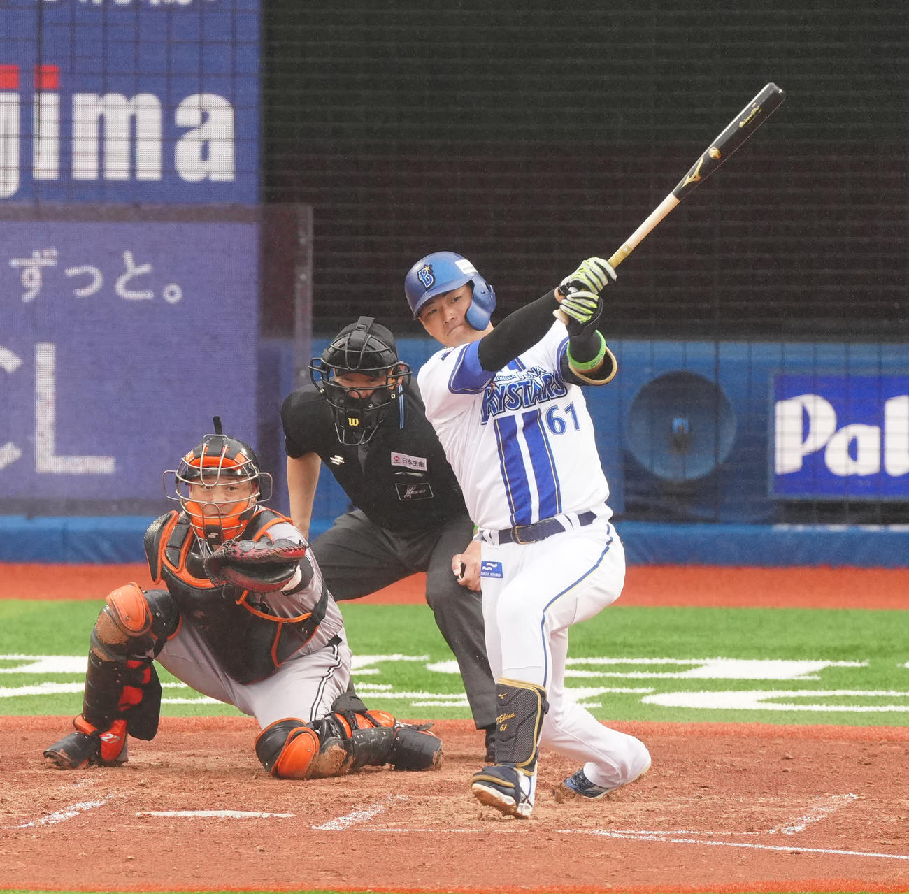 DeNA対巨人　3回裏DeNA1死二塁、適時打を放つ蝦名（撮影・江口和貴）