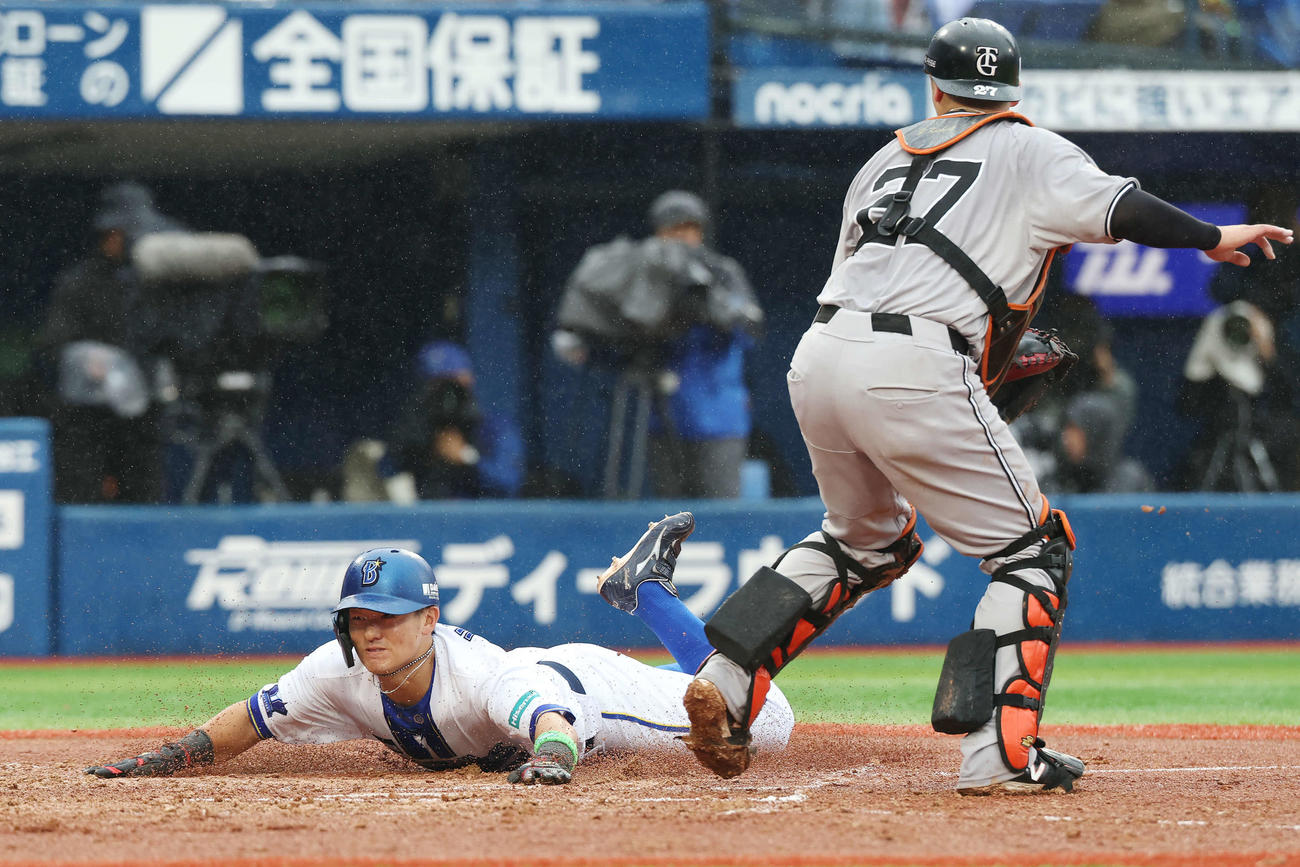 DeNA対巨人　3回裏DeNA1死二塁、蝦名の左前適時打で生還する林（撮影・宮地輝）