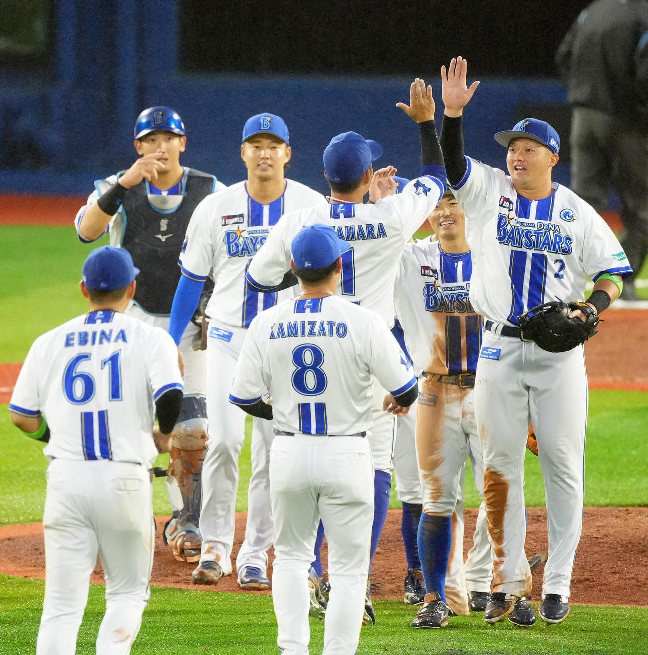 DeNA対巨人　巨人に勝利し、タッチを交わす牧（右端）らDeNAの選手たち（撮影・江口和貴）