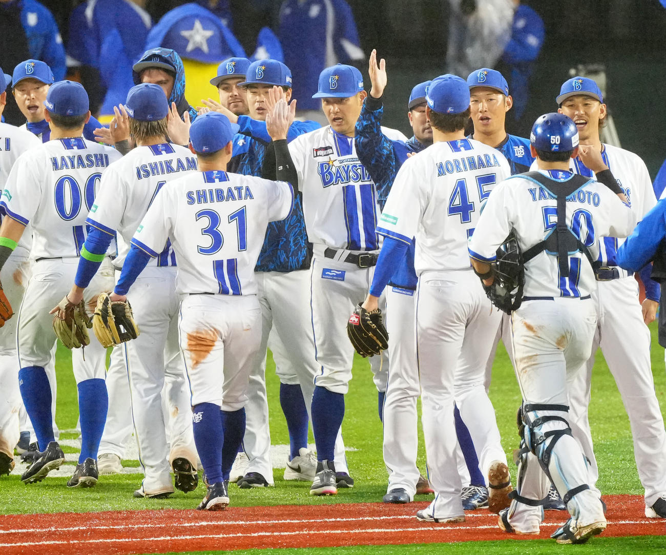DeNA対巨人　巨人に勝利し、タッチを交わす筒香（中央）らDeNAの選手たち（撮影・江口和貴）