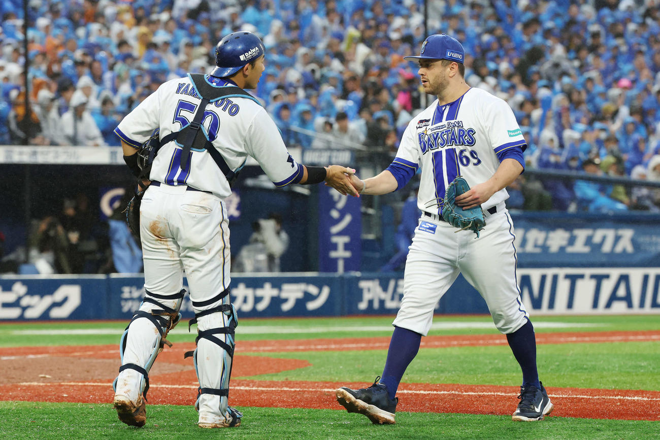 DeNA対巨人　7回表を無失点に抑えDeNA山本（左）とタッチするケイ（撮影・宮地輝）