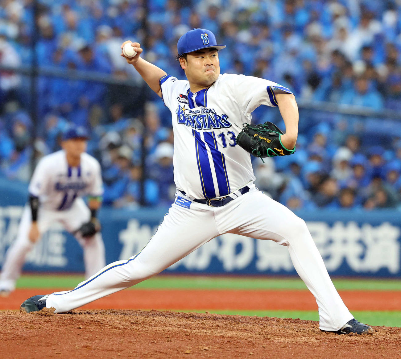 DeNA対巨人　8回表巨人の攻撃を抑えた伊勢（撮影・浅見桂子）