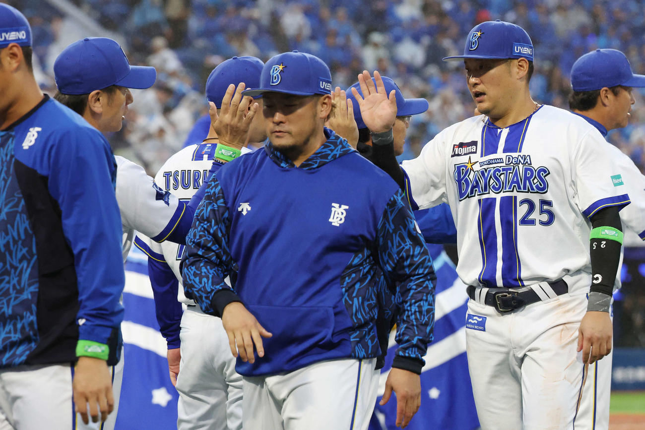 DeNA対巨人　DeNA三浦監督（左）と勝利のタッチを交わす筒香（撮影・宮地輝）