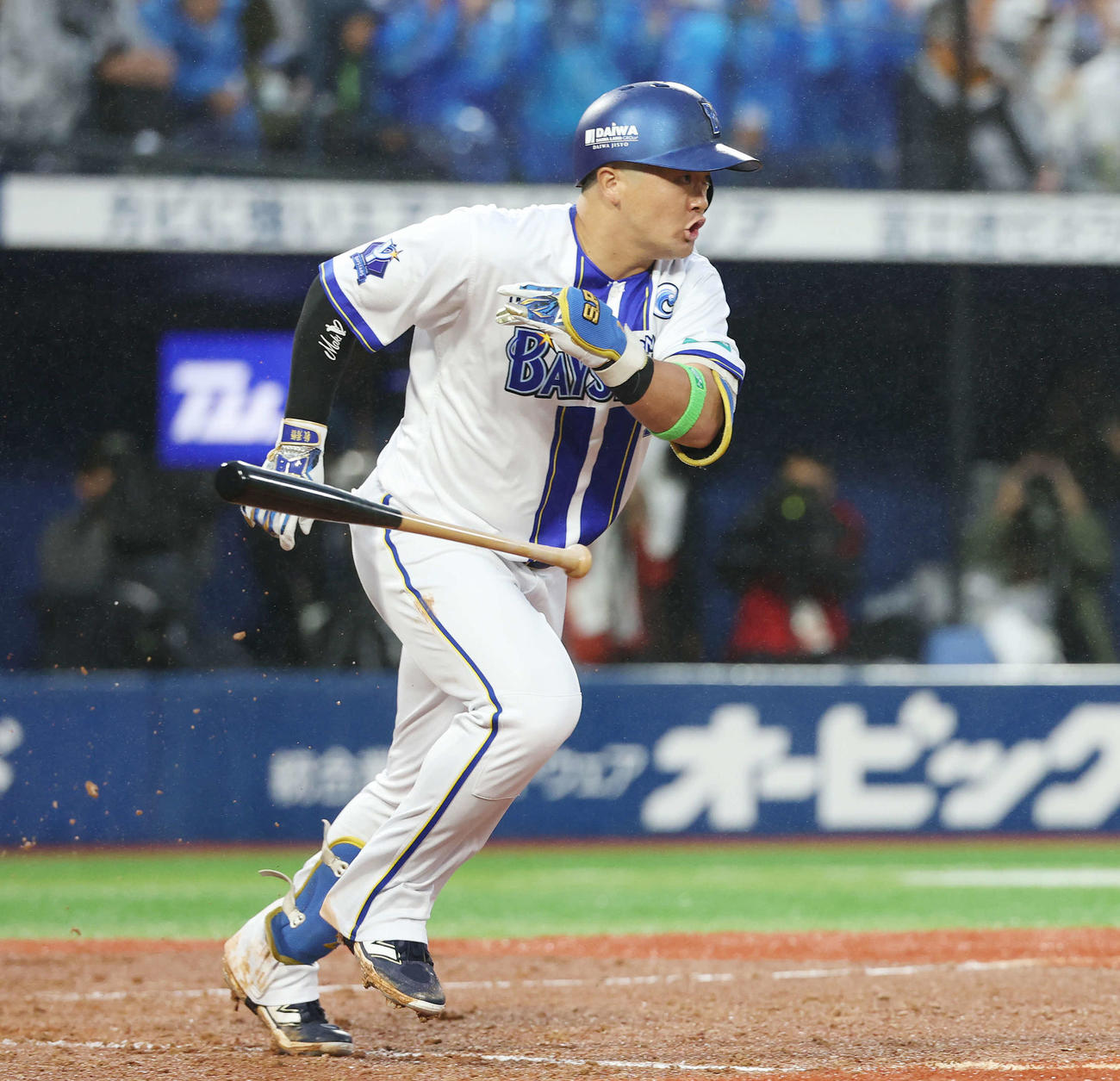 DeNA対巨人　8回裏DeNA無死満塁、右前適時打を放つ牧（撮影・宮地輝）