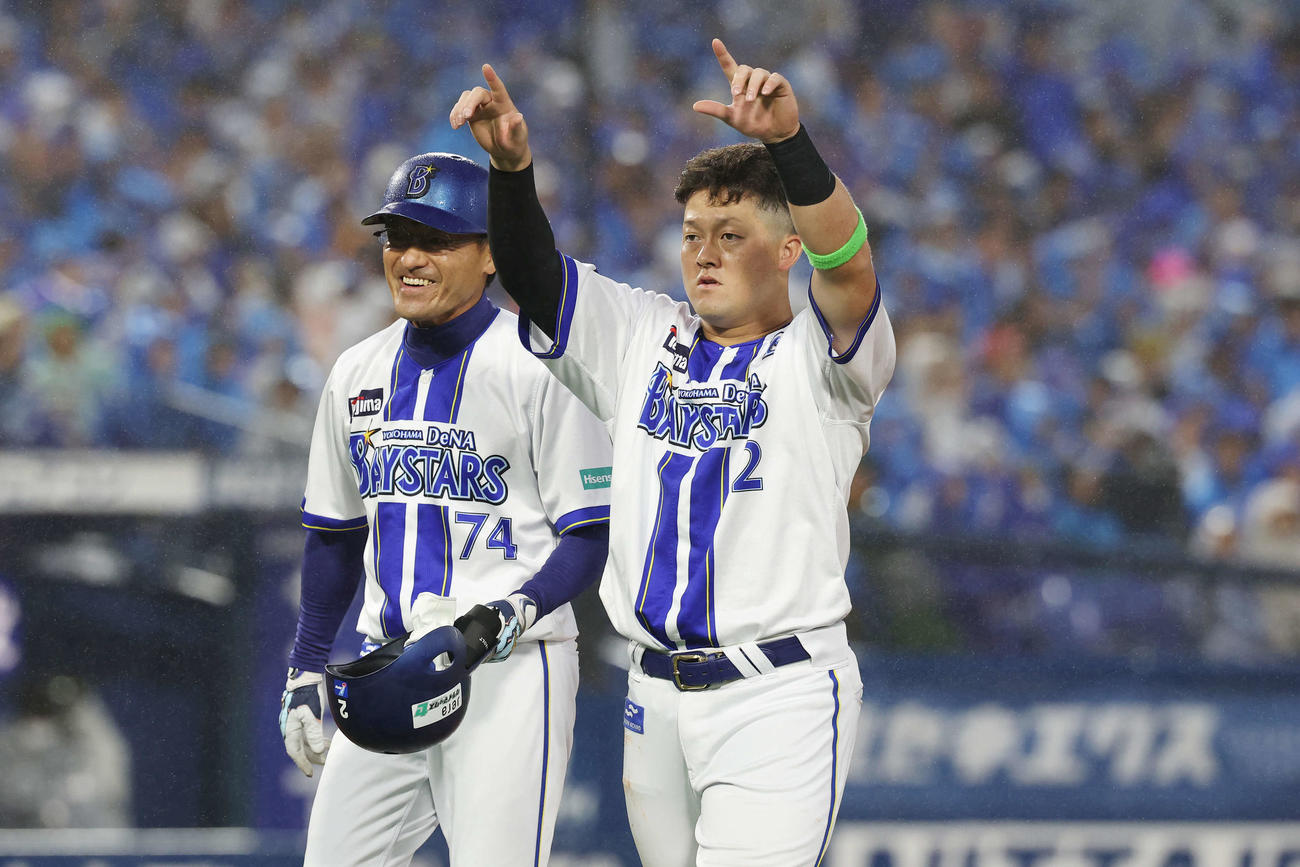 DeNA対巨人　8回裏DeNA無死満塁、右前適時打を放ち喜ぶ牧（撮影・宮地輝）
