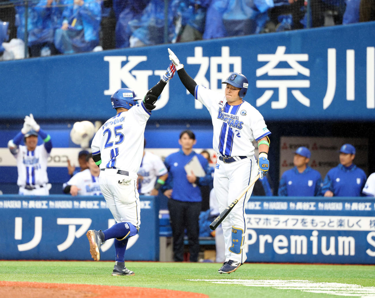 DeNA対巨人　6回裏DeNA1死、筒香（左）が左ソロ本塁打を放ち、ハイタッチで迎える牧秀（撮影・浅見桂子）