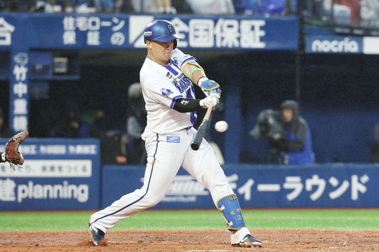 DeNA対巨人　8回裏DeNA無死満塁、右前適時打を放つ牧（撮影・宮地輝）