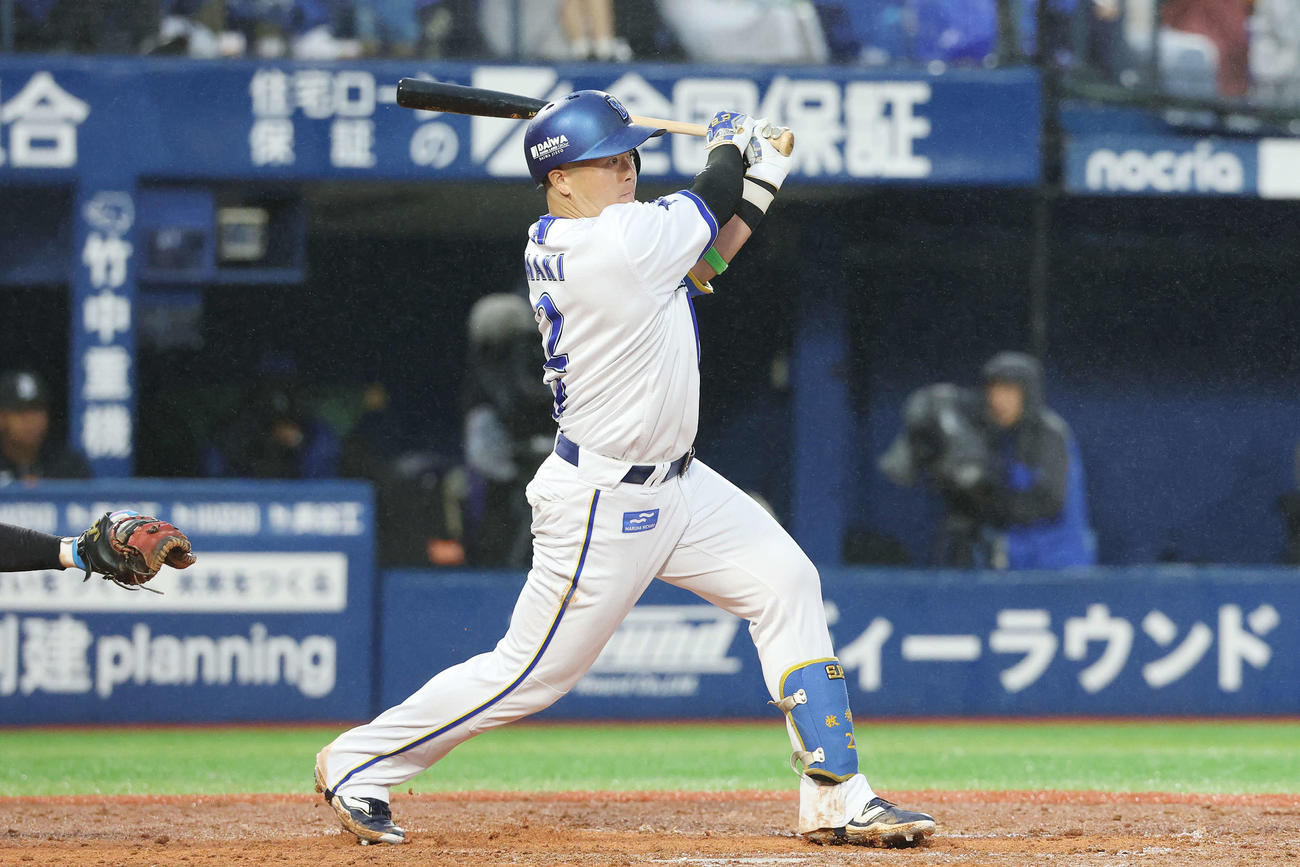 DeNA対巨人　8回裏DeNA無死満塁、右前適時打を放つ牧（撮影・宮地輝）