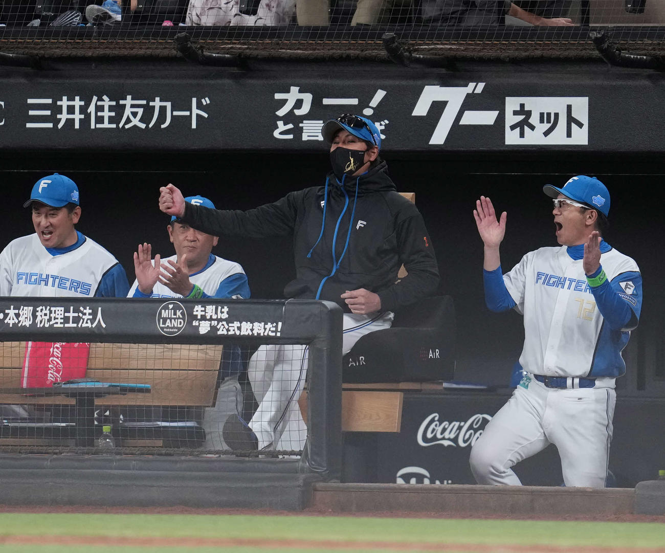 日本ハム対オリックス　オリックスを下しガッツポーズをする日本ハム新庄監督（中央）（撮影・井上学）