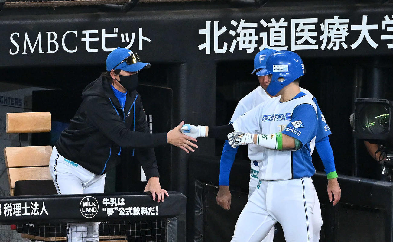 日本ハム対オリックス　4回裏日本ハム2死、ソロ本塁打を放った郡司（右手前）と握手を交わす新庄監督（撮影・滝沢徹郎）