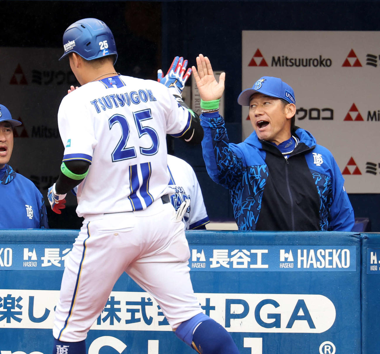 DeNA対巨人　2回裏DeNA無死、筒香（手前）が先制ソロ本塁打を放ち、笑顔で迎える三浦監督ら（撮影・浅見桂子）
