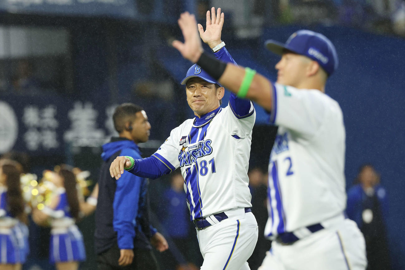 DeNA対巨人　勝利しファンに笑顔で手を振るDeNA三浦監督（撮影・宮地輝）