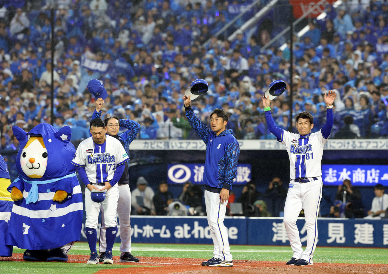 DeNA対巨人　白星で初戦を飾りスタンドに手を上げてあいさつするDeNA三浦監督（右）ら（撮影・浅見桂子）
