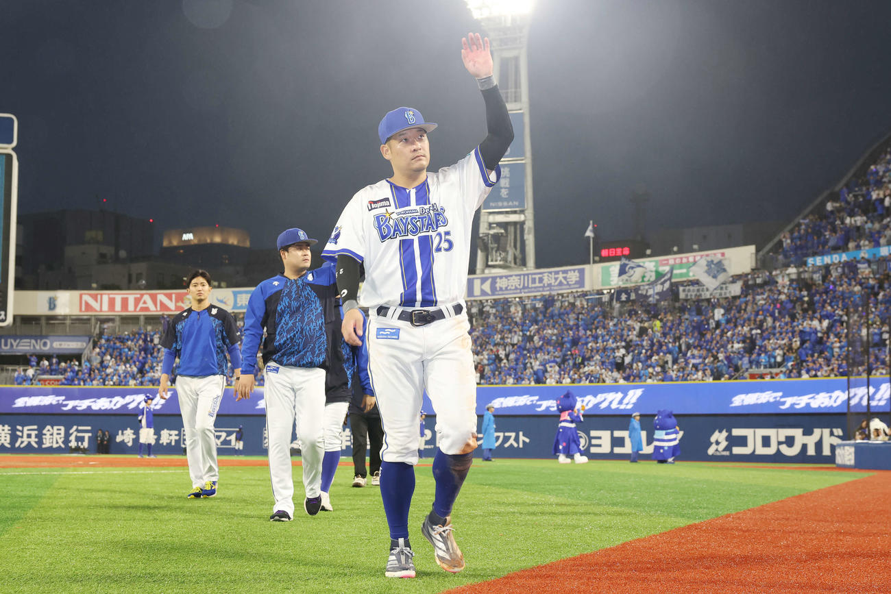 DeNA対巨人　勝利しファンに手を振るDeNA筒香（撮影・宮地輝）