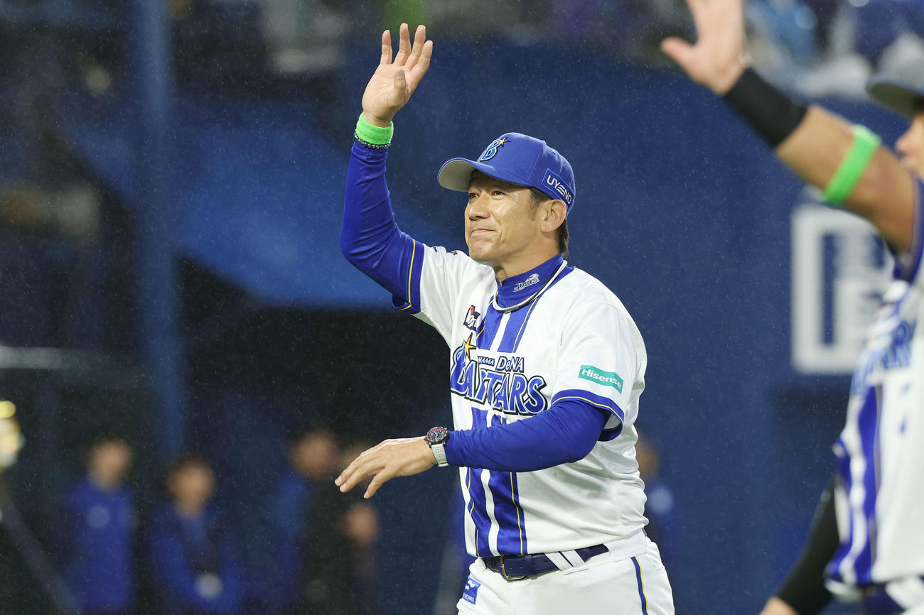 DeNA対巨人　勝利しファンに笑顔で手を振るDeNA三浦監督（撮影・宮地輝）