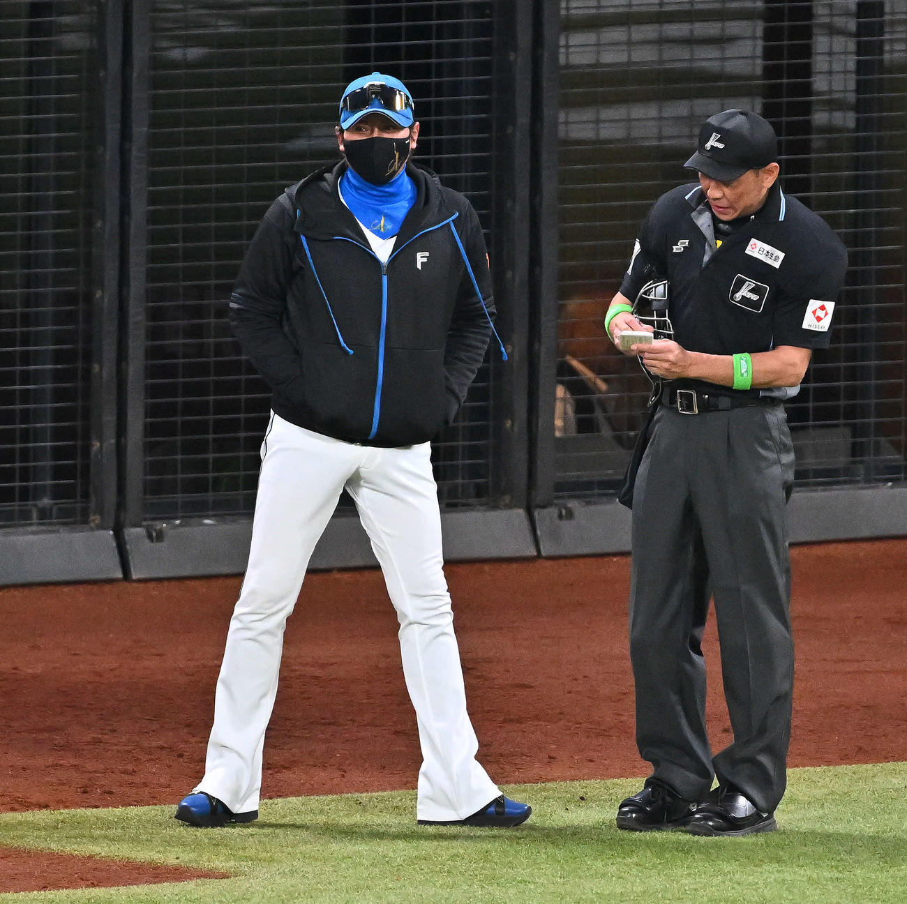 日本ハム対オリックス　交代を告げる日本ハム新庄監督（左）（撮影・滝沢徹郎）