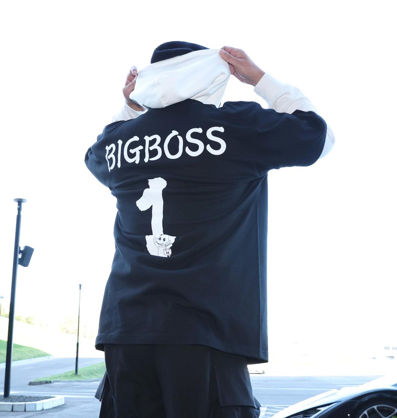 日本ハム対オリックス　新庄剛志監督のTシャツ背中（撮影・黒川智章）