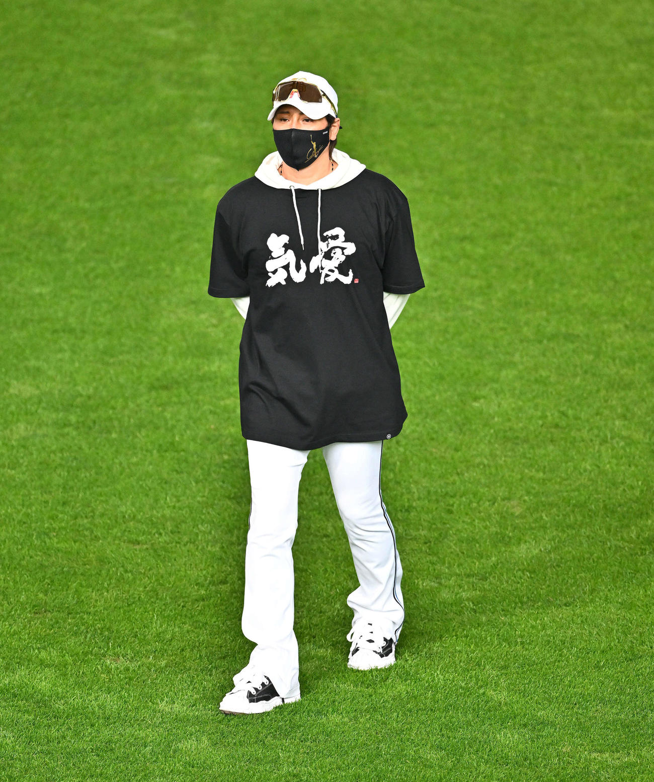 日本ハム対オリックス　試合前練習を見守る日本ハム新庄監督（撮影・滝沢徹郎）