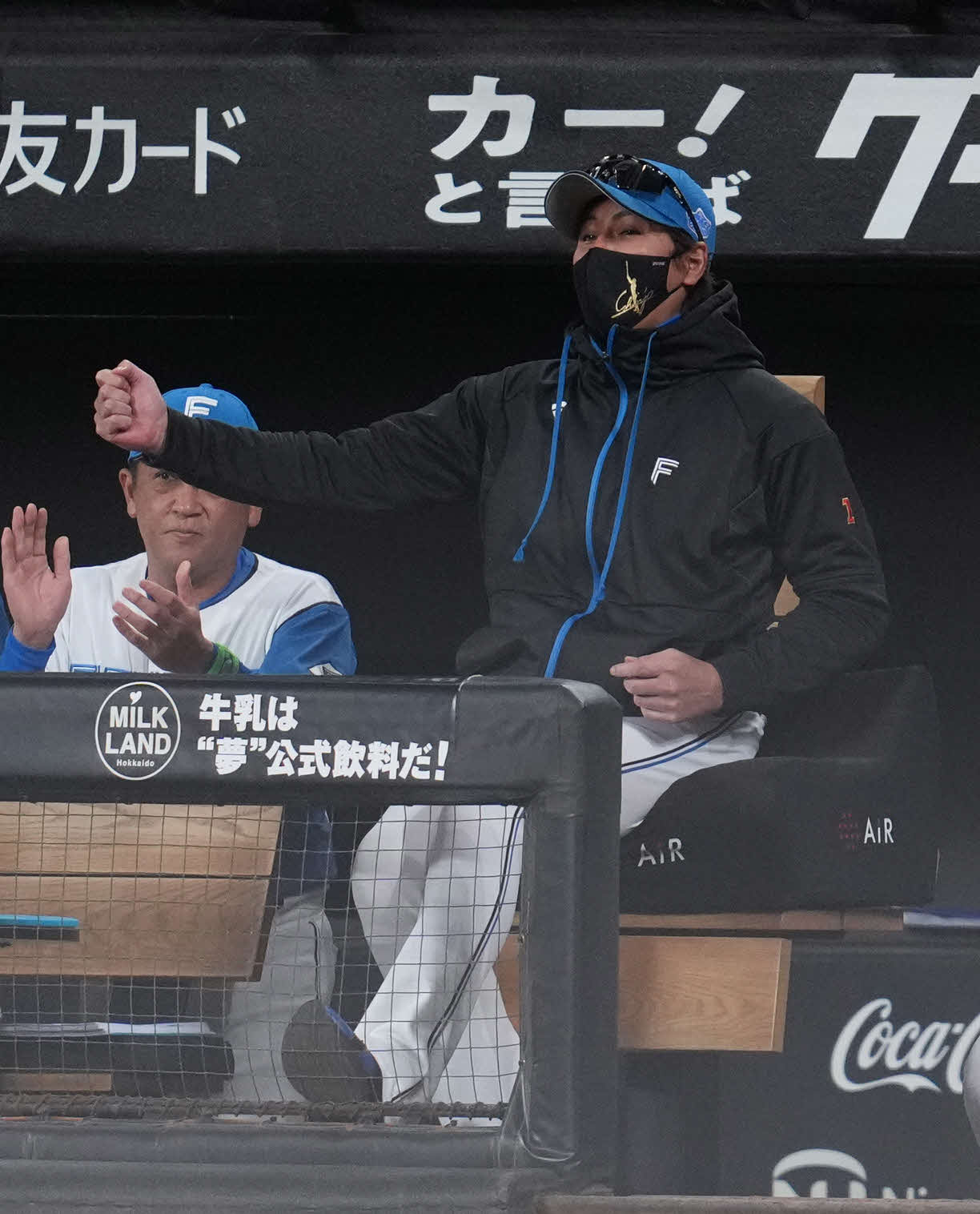 日本ハム対オリックス　オリックスを下しガッツポーズをする日本ハム新庄監督（中央）（撮影・井上学）