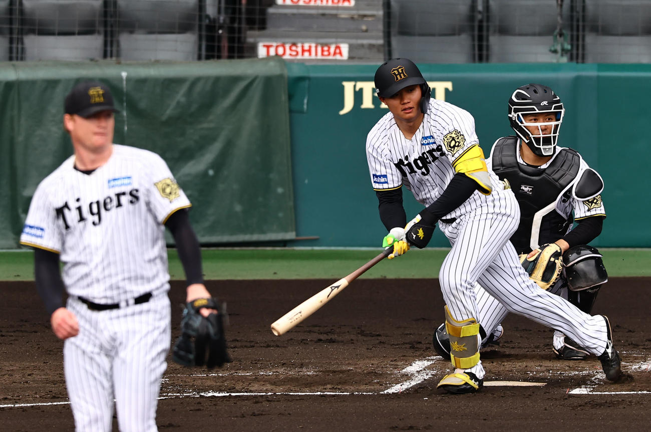 シート打撃で安打を放つ森下翔太（撮影・上田博志）