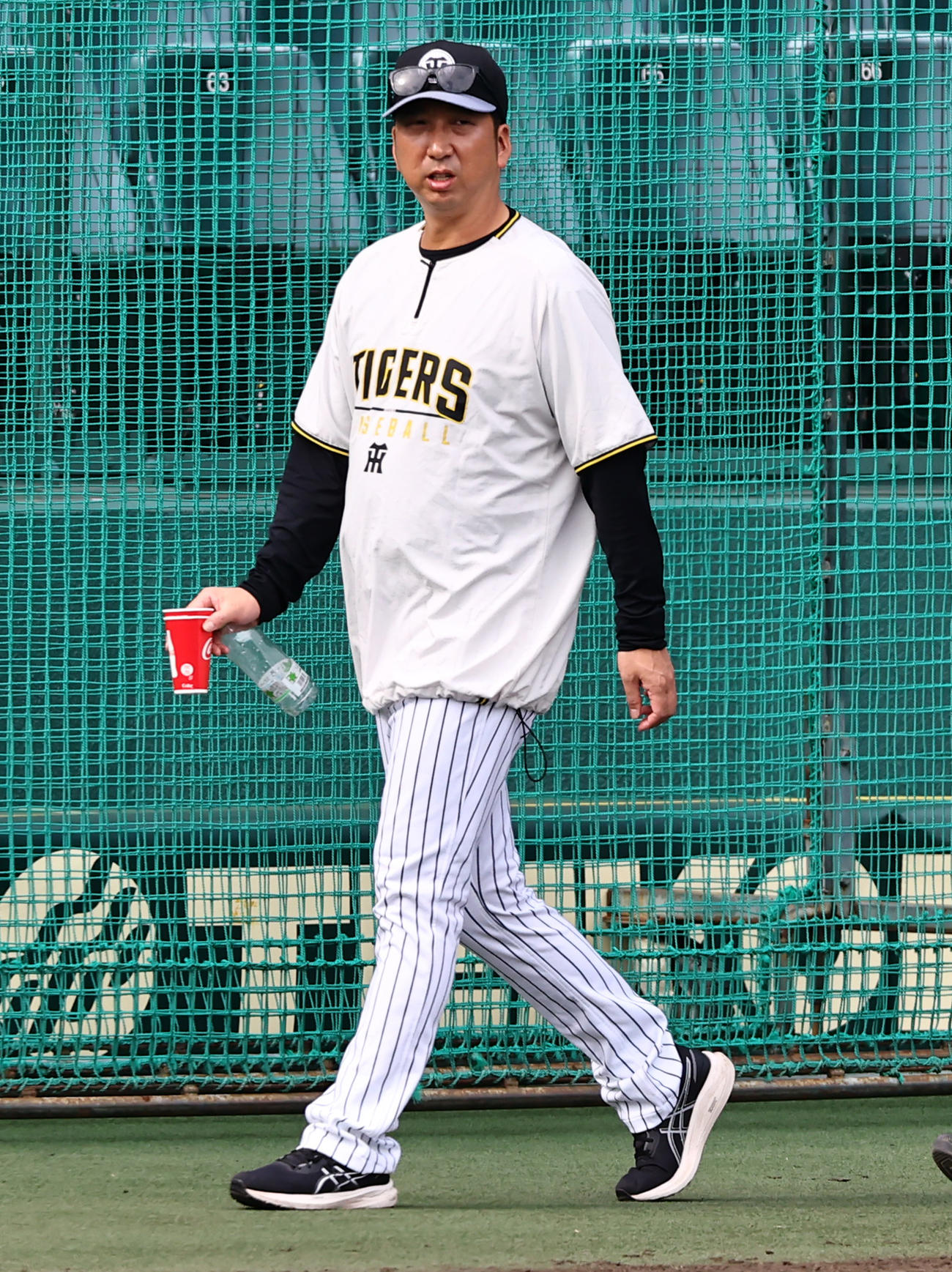グラウンドでの練習を終えた藤川監督はベンチを出て引き揚げる（撮影・上田博志）