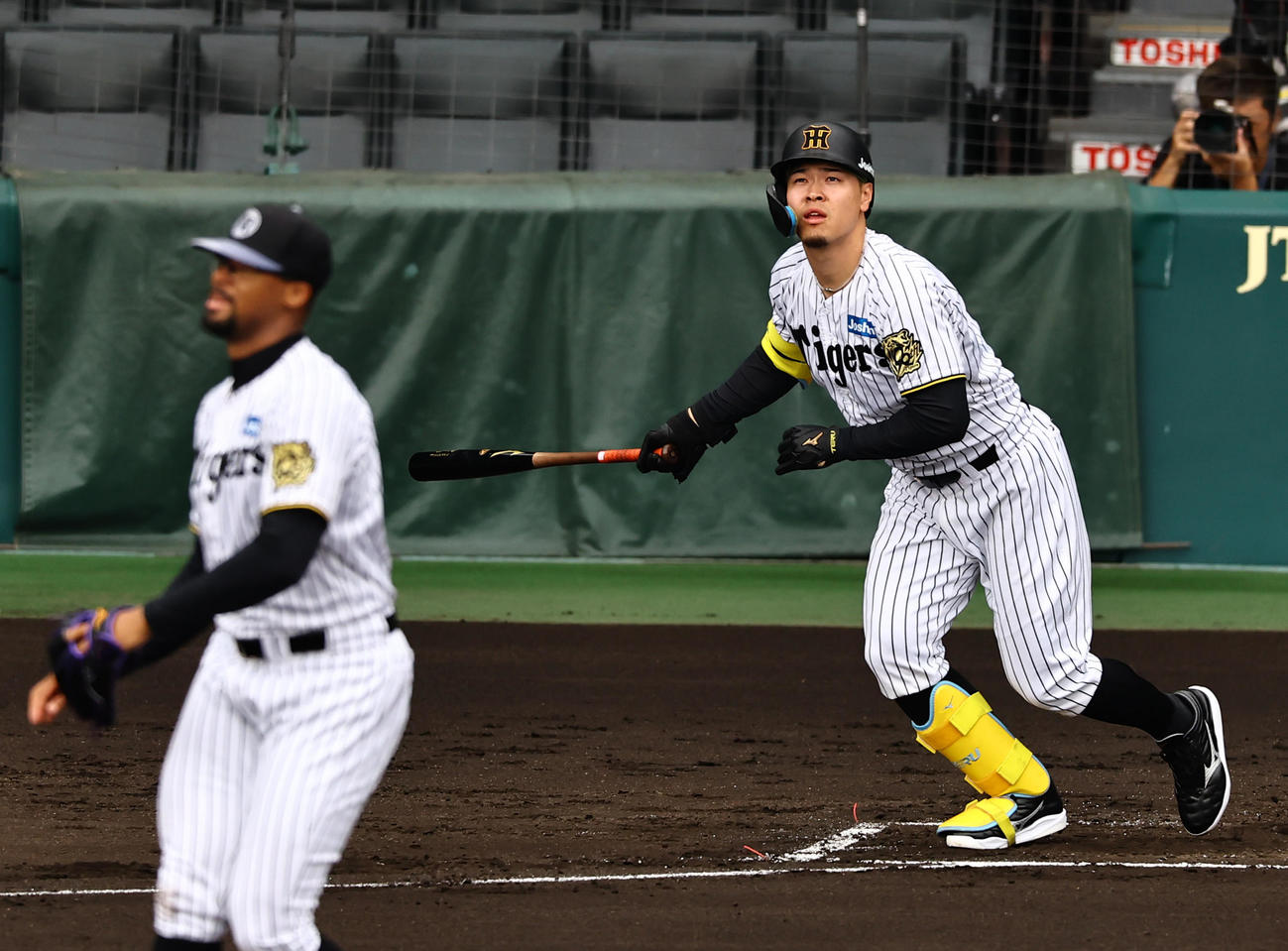 シート打撃でデュプランティエから本塁打を放つ佐藤輝（撮影・上田博志）
