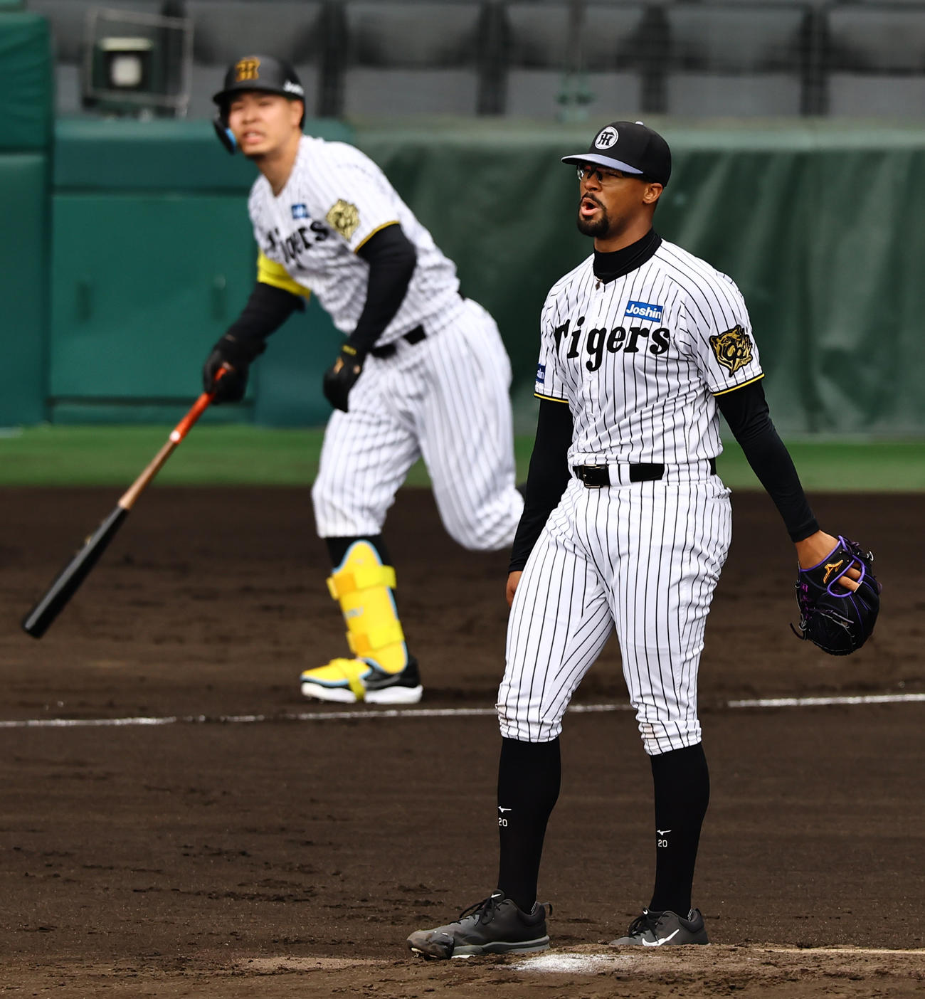 シート打撃で佐藤輝（左）から本塁打を浴びるデュプランティエ（撮影・上田博志）